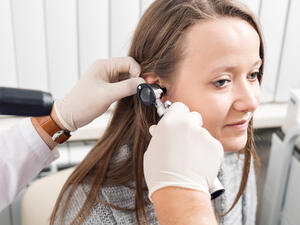 من أعراض تسوس الأذن إفرازات كثرة منها