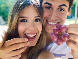 وجد الأطباء أن العنب يعمل على تقوية الأسنان ويمنع تسوسها