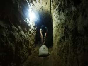 العثور على جثمان فلسطيني داخل نفق انهار الخميس الماضي
