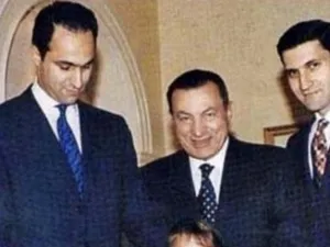 الرئيس السابق مبارك مع نجليه جمال وعلاء