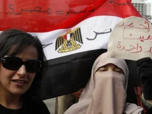 مسلمة ومسيحية في ميدان التحرير/الاحد/أ.ف.ب