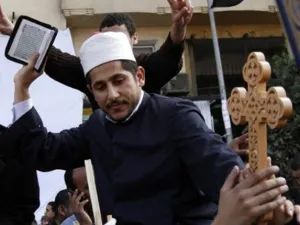 رجل دين ازهري ملسلم محمولا على اكتاف متظاهرين مسيحيين اليوم الاحد في ميدان التحرير/أ.ف.ب