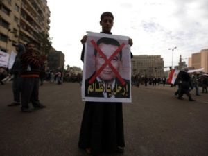 متظاهر في ميدان التحرير/الاحد/أ.ف.ب