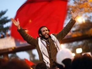 معارض للرئيس مرسي محمولا على الاكتاف خلال تظاهرة في القاهرة امس/أ.ف.ب