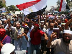 رفع الطلاب خلال الوقفة فجر الثلاثاء، شارات رابعة العدوية، كما رددوا هتافات مناهضة لما يصفونه بـ”الانقلاب العسكري”