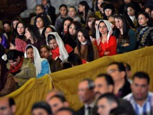 مصريون اقباط يحيون لية الميلاد في احدى كنائس القاهرة/أ.ف.ب