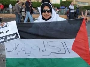 متظاهرة مصرية ترفع العلم الفلسطيني في القاهرة/أ.ف.ب