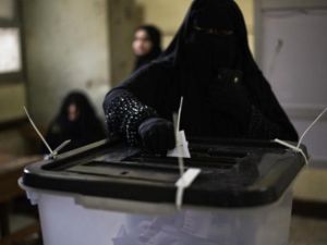 مصرية تدلي بصوتها/أ.ف.ب