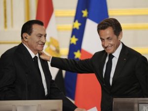 الرئيسان، الفرنسي ساركوزي، والمصري مبارك خلال المؤتمر الصحفي المشترك بباريس/أ.ف.ب