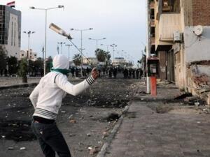 متظاهر في بور سعيد يقذف الشرطة بقنبلة مولوتوف/أ.فزب