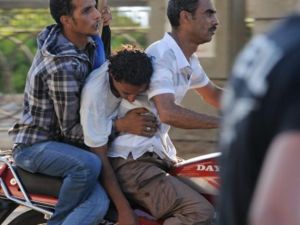 اخلاء جريح من ميدان التحرير/أ.ف.ب