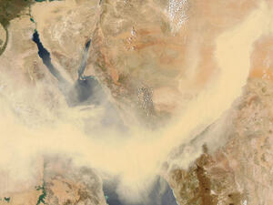 عاصفة رملية تهب على البحر الاحمر