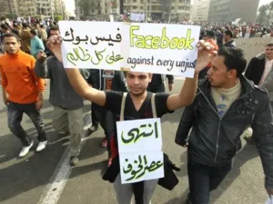 متظاهر في ميدان التحرير بالقاهرة/الثلاثاء/أ.ف.ب