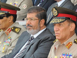 الرئيس المصري محمد مرسي مع رئيس المجلس العسكري السابق المشير محمد حسين طنطاوي.