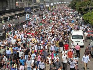 EGYPT, Cairo : Egyptian Muslim Brotherhood supporters walk in a street towards Ramses square in Cairo on August 16, 2013 as demonstrators gathered in support of Egypt's ousted president Mohamed Morsi. AFP PHOTO / KHALED KAMEL