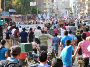 متظاهرون ضد الرئيس يرشقون متظاهرون مع الرئيس بالحجارة في المنصورة/أ.ف.ب