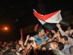 المصري احمد الشحات الذي انزل العلم الاسرائيلي ورفع علم بلاده على مقر السفارة الاسرائيلية في القاهرة محمولا على اكتاف المتظاهرين