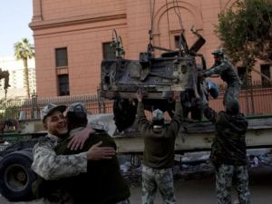 الجيش المصري يزيل الحواجز من أمام المتحف الوطني/أ.ف.ب 