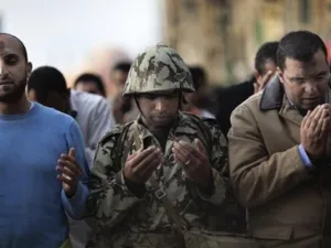 يصف الجيش بالعمود الفقري لمصر 