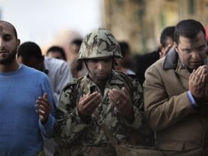 يصف الجيش بالعمود الفقري لمصر 