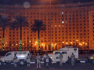 قوات الجيش والشرطة تسيطر على ميدان التحرير وبعض المرافق الحيوية المجاورة له