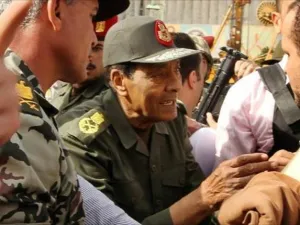 المشير طنطاوي خلال زيارته لميدان التحرير/ارشيف