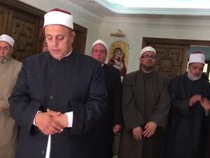 علماء في الأزهر الشريف يؤدون الصلاة داخل كنيسة الأنبا بيشوي 