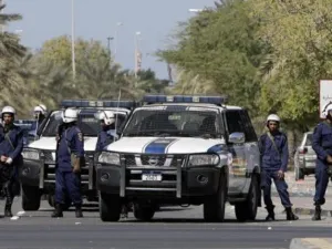 عناصر من الشرطة البحرينية في دوار اللؤلؤة في المنامة