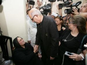 محمد البرادعي (وسط) يقد العزاء لوالدة المصري خالد سعيد في الاسكندرية 