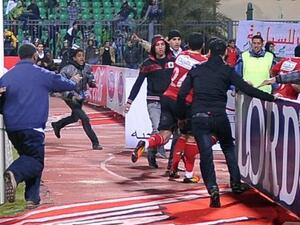 لاعبو الأهلي يفرون من أرض الملعب بعد إعتداء الجماهير عليهم