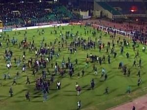 الجماهير في أرض الملعب عقب إنتهاء مباراة الأهلي والمصري البورسعيدي