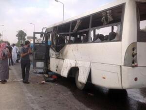 قتل ثلاثة اشخاص على الاقل وجرح 17 اخرون صباح الاثنين في هجوم شنه مسلحون على حافلة تنقل عمالا في معمل للاسمنت في مدينة العريش بشمال شبه جزيرة سيناء.