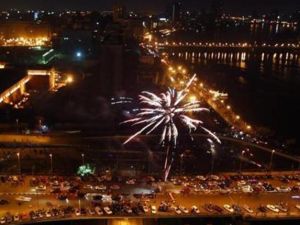 العاب نارية بوسط القاهرة احتفالا بسقوط مبارك يوم 11 شباط
