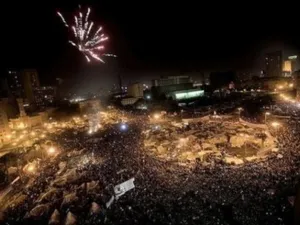 العاب نارية في سماء ميدان التحرير ابتهاجا بتنحي مبارك