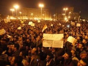 المتظاهرون في ميدان الحرية ليل الاحد