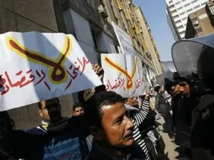 الشرطة تطوق متظاهرين امام مبنى البرلمان في القاهرة في 19 من الشهر الجاري