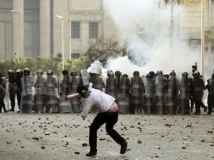 متظاهر يقذف قوات مكافحة الشغب بالحجارة في القاهرة