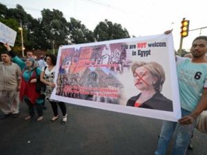 آلاف المصريين إحتشدوا حول فندق "فورسيزونز" إحتجاجا على زيارة كلينتون