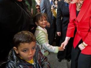 هيلاري كلينتون تصافح أرملة وطفلي أحد المصريين الذين قتلوا في الثورة المصرية أثناء تجولها في ميدان التحرير
