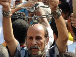 أ.ف.ب.مصري يتظاهر ضد الاعلان