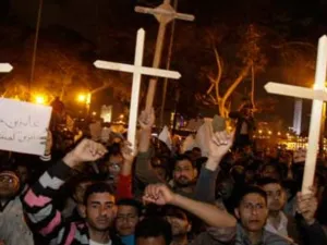 مواجهات عنيفة بين المسلمين والأقباط في مصر