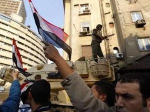 متظاهرون امام دبابة للجيش تحرس مبنى التلفزيون في القاهرة