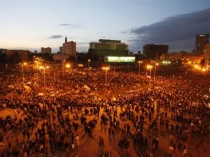 متظاهرون مصريون في ميدان التحرير بوسط القاهرة