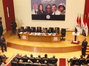 لافتة حملت خطأ إملائي في كلمة “المصريين” وصورا لأجانب بدلا من مصريين مما سبب الحرج للحكومة