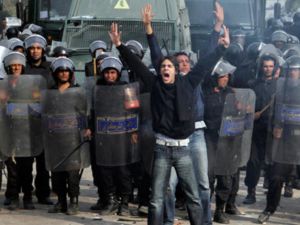 اعداد ضخمة من الشرطة في مواجهة المحتجين في القاهرة