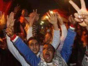 مصريون في ميدان التحرير يلوحون بايديهم ابتهاجا 