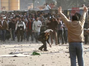 المحتجون تعرضوا لهجوم ضار شنه انصار مبارك