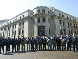 منتسبون الى الجماعة الاسلامية يقفون امام مقر المحكمة العليا في القاهرة قبيل بدء محاكمتهم في 2006
