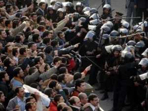 مواجهات بين شرطة مكافحة الشغب المصرية ومتظاهرين من الاخوان المسلمين في القاهرة في 2008