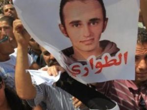 مصري يحمل صورة للشاب المصري خالد سعيد في تظاهرة في الاسكندرية 